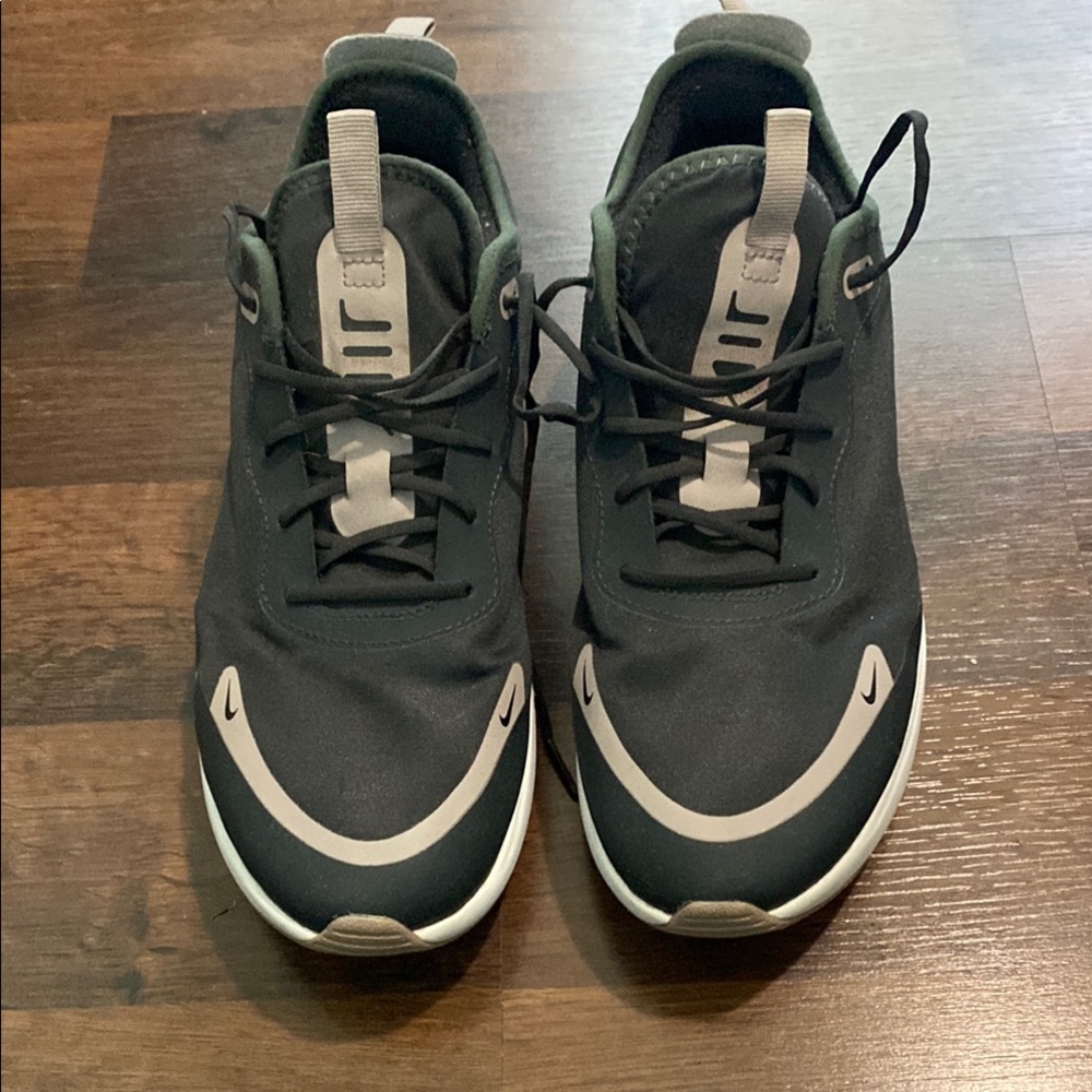 Nike Black Athletic Shoes with Modern Silhouette